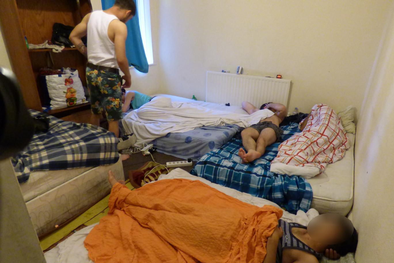 Poliția din Anglia face raiduri în locuințele românilor. Sunt vizate casele supraaglomerate!