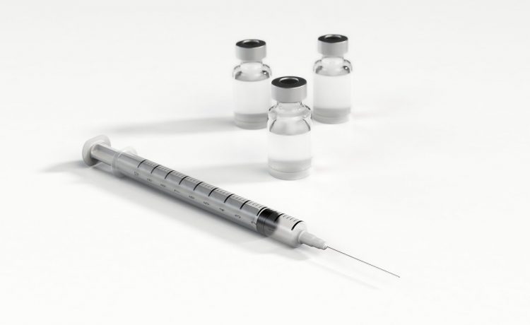 SUA acuza China că s-a folosit de hackeri pentru a sparge sistemul de sănătate american, încercând să fure cercetările pentru vaccinul anti-COVID-19