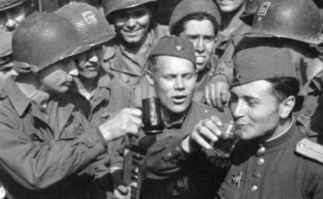 Au arătat lumii cum se petrece cu adevărat! Rusia a terminat toată Vodka sărbătorind sfârșitul celui de-Al Doilea Război Mondial