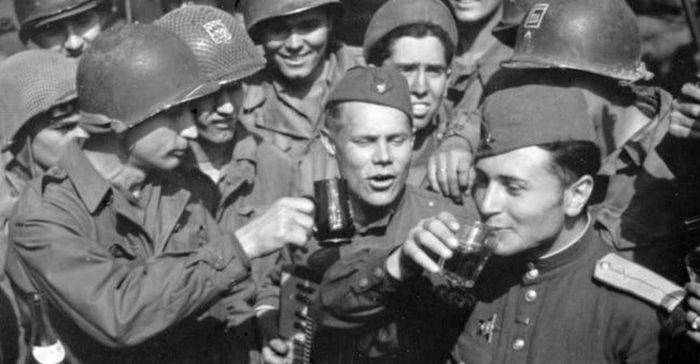 Au arătat lumii cum se petrece cu adevărat! Rusia a terminat toată Vodka sărbătorind sfârșitul celui de-Al Doilea Război Mondial