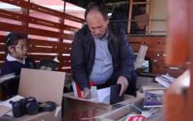 „Lordul cărților”, un gunoier care a construit o uriașă bibliotecă gratuită din cărți aruncate