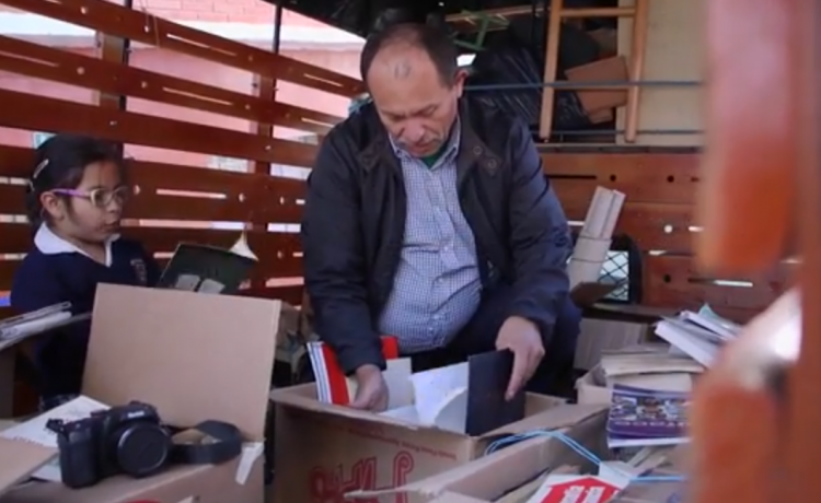 „Lordul cărților”, un gunoier care a construit o uriașă bibliotecă gratuită din cărți aruncate