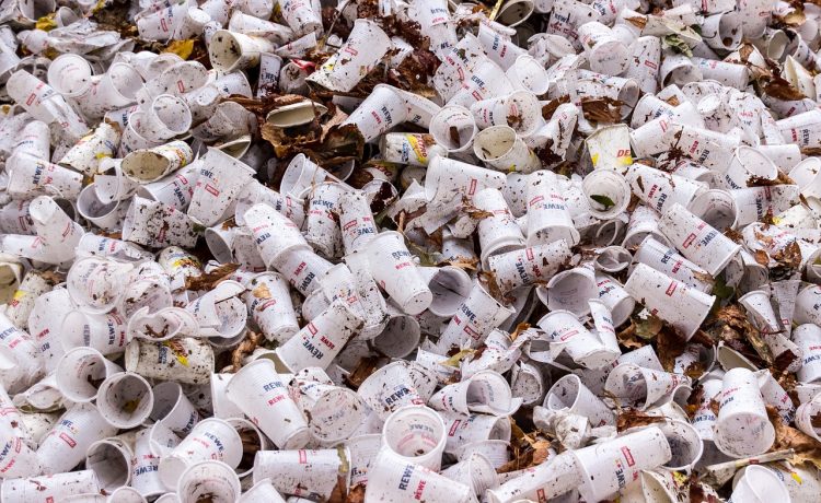 Aproape un miliard de tone de deșeuri de plastic vor fi aruncate pe uscat și pe mare până în 2040