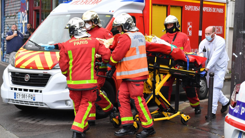 Atac sangeros cu maceta la Paris! trei dintre cei patru oameni înjunghiați sunt în stare foarte gravă