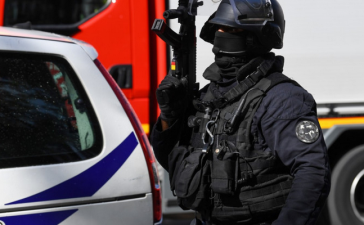 Atac sangeros cu maceta la Paris! trei dintre cei patru oameni înjunghiați sunt în stare foarte gravă