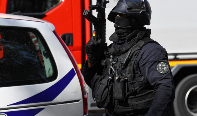 Atac sangeros cu maceta la Paris! trei dintre cei patru oameni înjunghiați sunt în stare foarte gravă