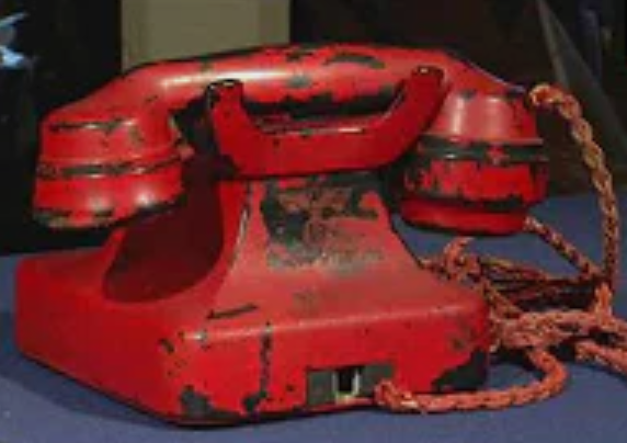 Telefonul lui Hitler care „a trimis milioane de oameni la moarte” s-a vândut la licitație pentru 243.000 de dolari