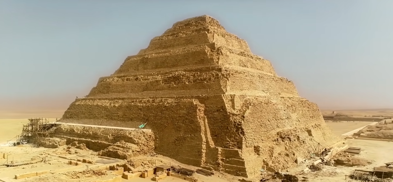Piramida lui Djoser, cea mai veche piramidă din lume, adesea umbrită de Piramidele din Giza
