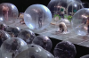 The Flaming Lips a susținut un concert cu trupa și fanii înglobate în bule de plastic