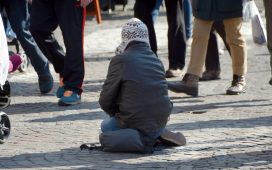 Prejudiciu total de peste 65.000 de euro! 4 români deghizați în cerșetori, arestați pentru comiterea mai multor spargeri si furturi!
