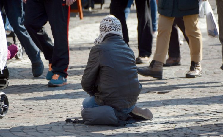 Prejudiciu total de peste 65.000 de euro! 4 români deghizați în cerșetori, arestați pentru comiterea mai multor spargeri si furturi!