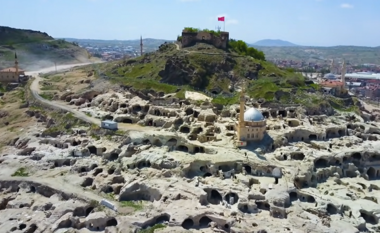 Derinkuyu, cel mai adânc oraș subteran din Turcia unde puteau locui 20,000 de oameni