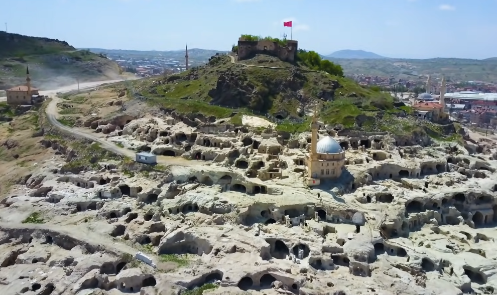 Derinkuyu, cel mai adânc oraș subteran din Turcia unde puteau locui 20,000 de oameni
